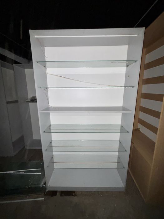 Вітрина стілаж ,зі скляними подицями