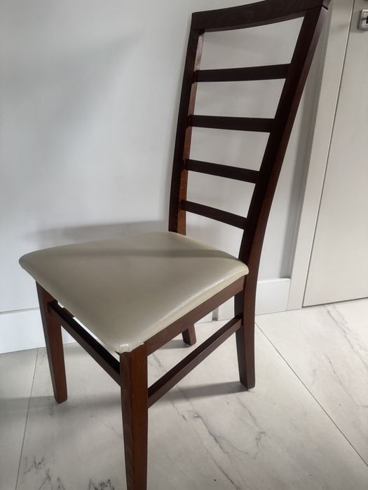 Stół drewniany z 4 krzesłami