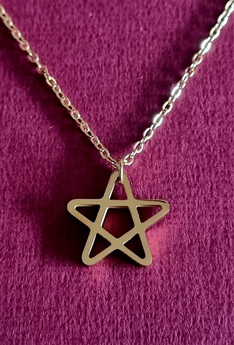Colar dourado, em aço, com pingente formato estrela guia