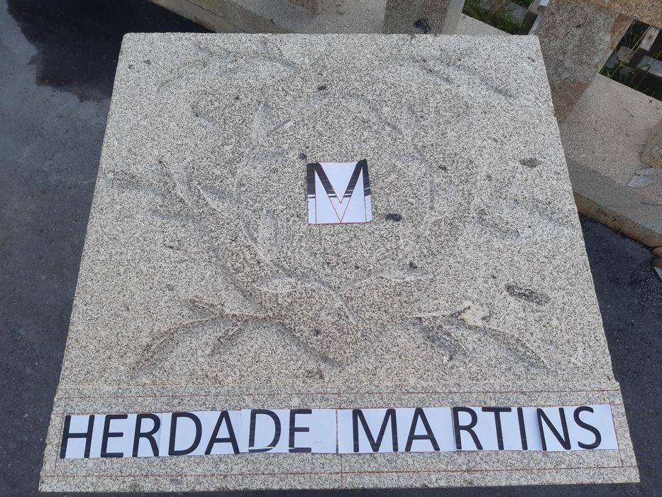 Brasão  em granito