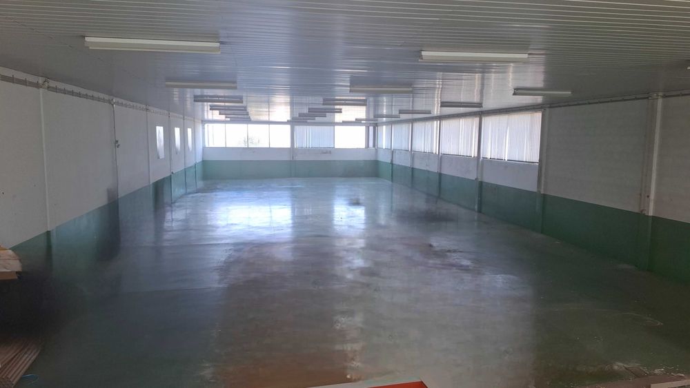 Armazém para arrendar em Guimarães de 3 frentes com cerca 800m² e com muita Luz natural