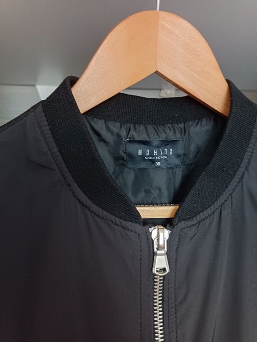 Mohito rozmiar 38 M czarna kurtka bomberka na wiosnę z napisami z tyłu