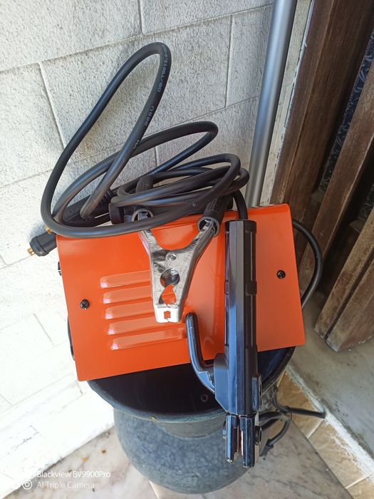 Aparelho de soldar pequenino nem um palmo de mão tem