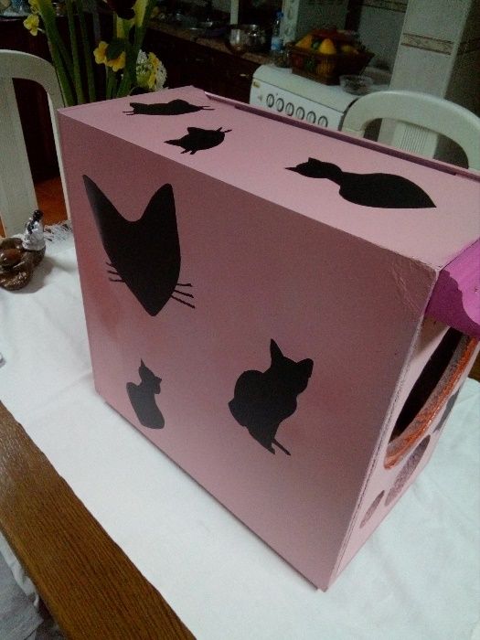 Cama para gatos em madeira