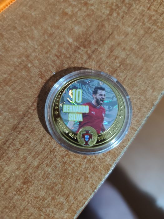 Moeda ícoins dourada  Bernardo Silva