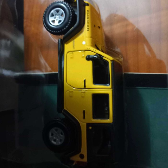 Gel de duche + JEEP Bburago 1/32 NOVO com 25% de desconto