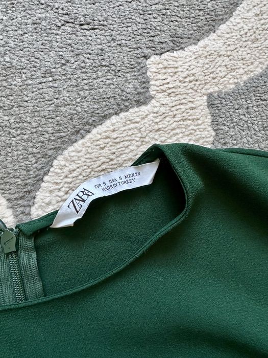 Ciemno zielona sukienka Zara elegancka