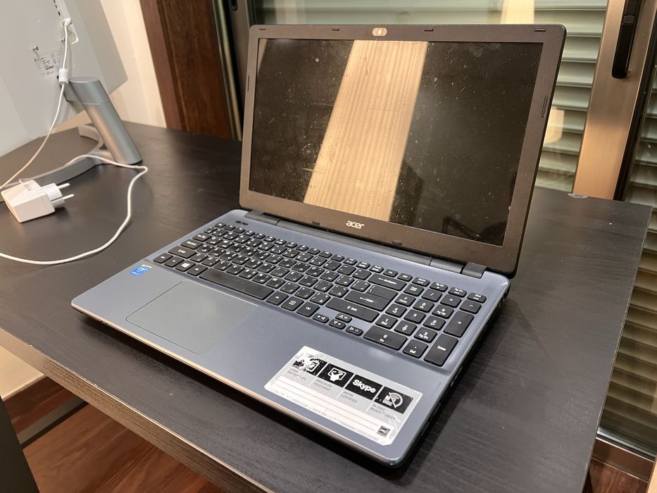 Computador Acer usado a funcionar