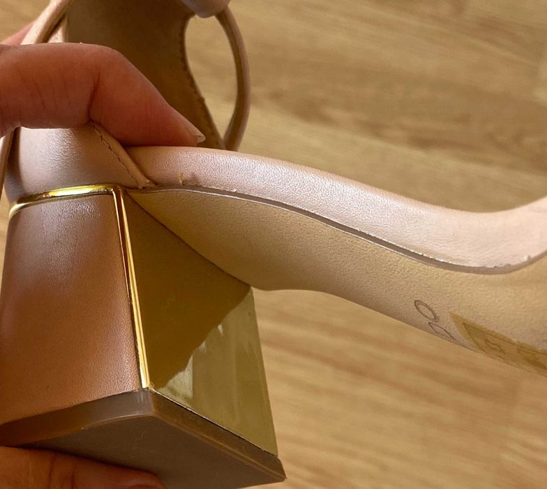 Sandalias como novas da Aldo, salto interior dourado