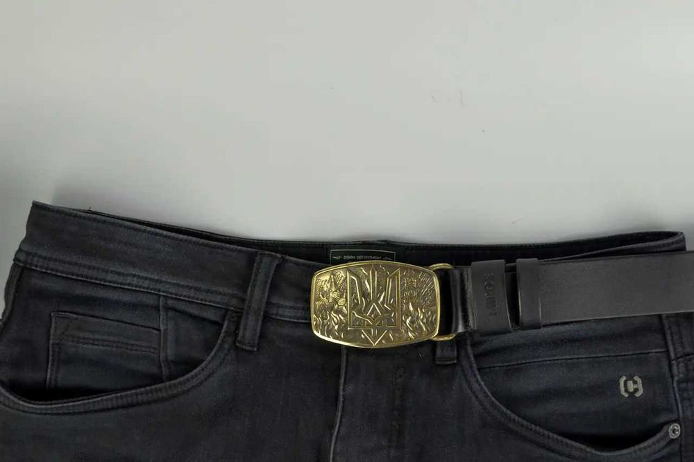 Чоловічий ремінь з гербом України з натуральної шкіри з пряжкою