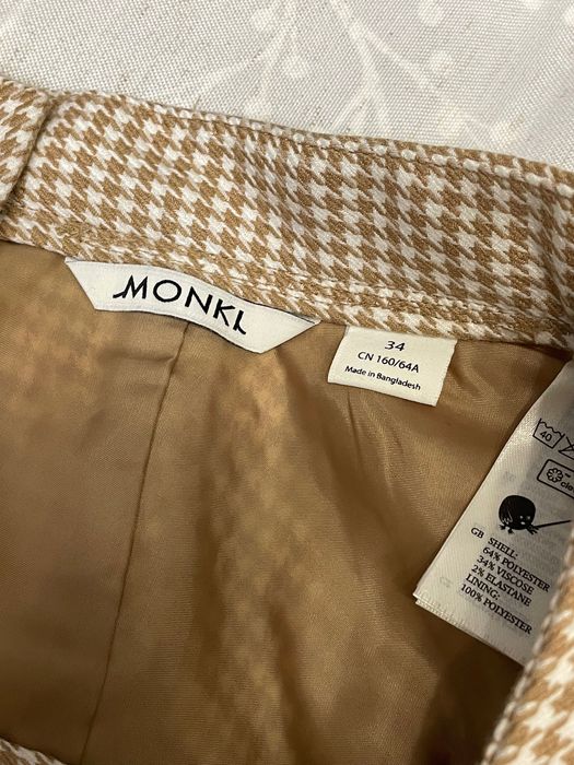 Міні-спідниця бренду Monki