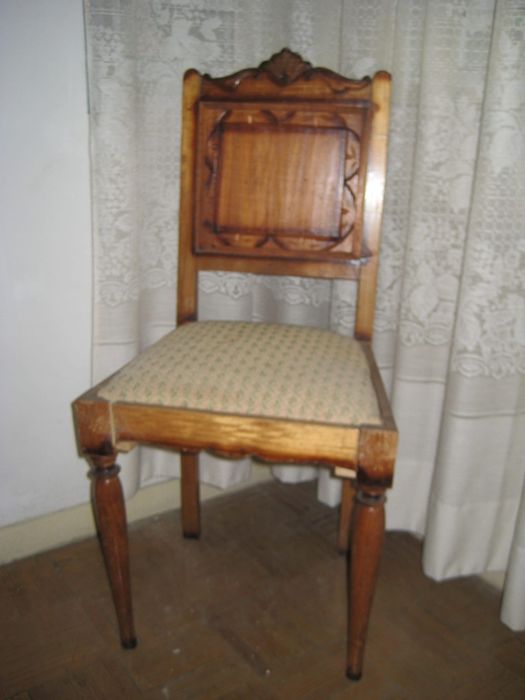 Cómoda,  mesas de cabeceira  cadeiras e oferta de cama.