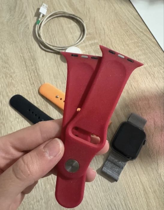 Apple Watch Series 4, plus 4 bracelets and charger