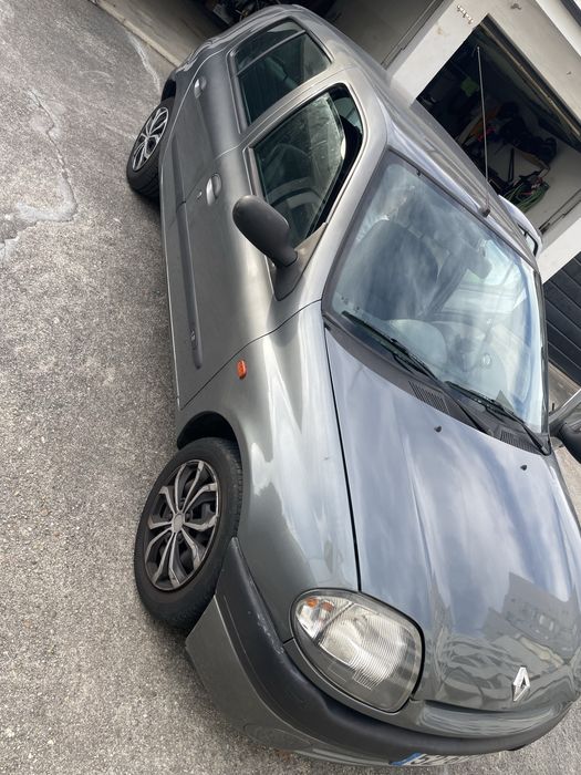 Renault Clio II 1.2 RN (5 Portas) – Ano 2000 | 215.000 km