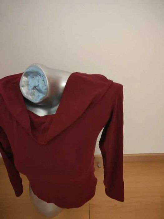 Camisola de malha fina Stradivarius com gola aberta