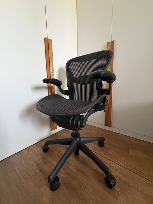 Ергономічне офісне крісло Herman Miller Aeron Classic (Розмір B)