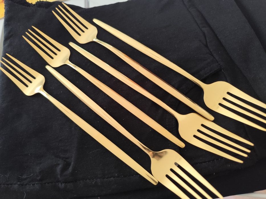 Faqueiro dourado com trinta peças, novo