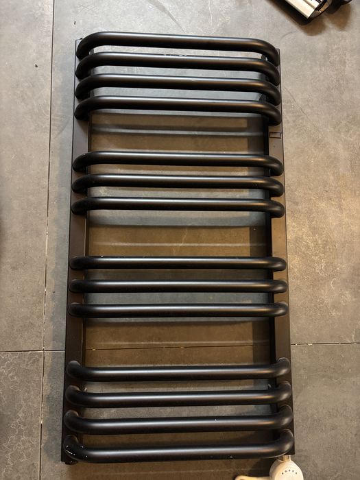 Elektryczny grzejnik scienny do łazienki, czarny grzejnik suszarka