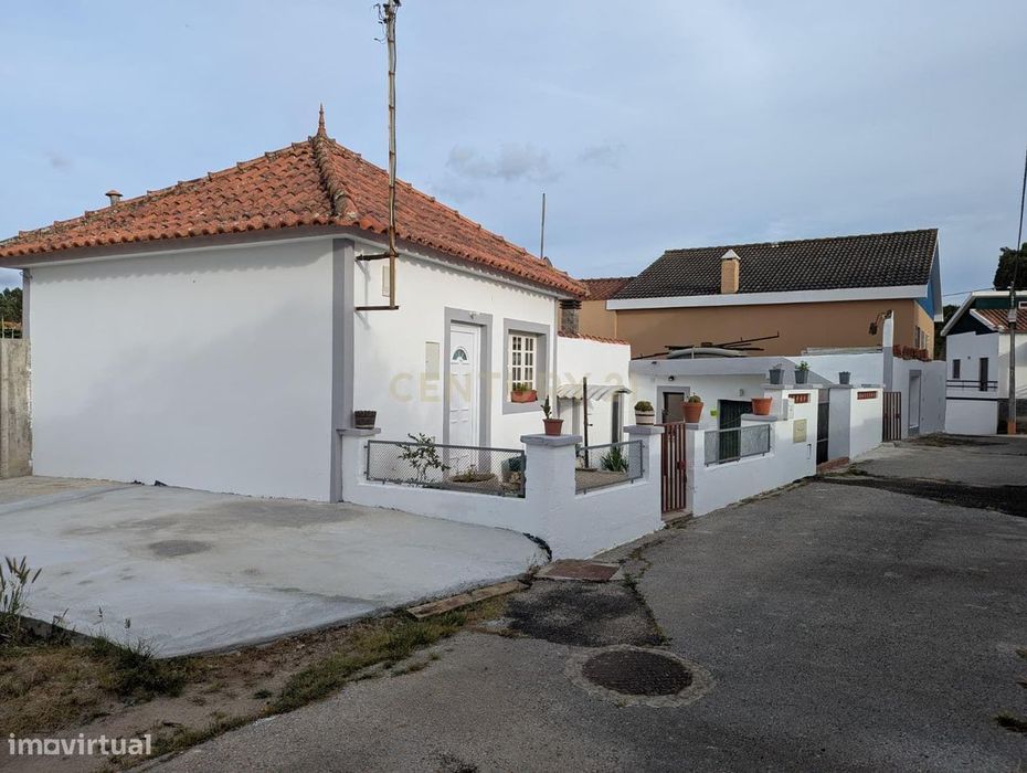 Moradia T3 no Casalinho, Bombarral, em fase final de renovação.