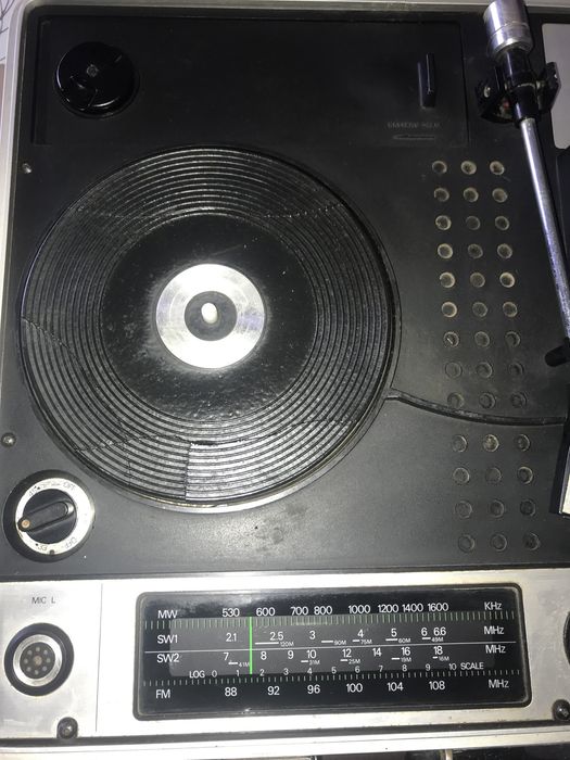 Gira-discos, rádio e cacete