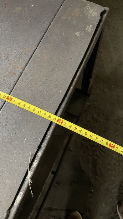 Продам стол металлический слесарный.