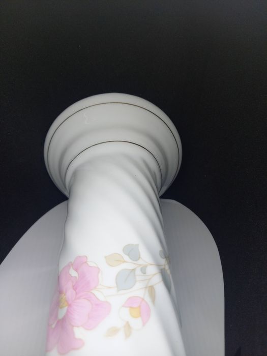 Porcelanowa kolumna, postument, wazon lub świecznik