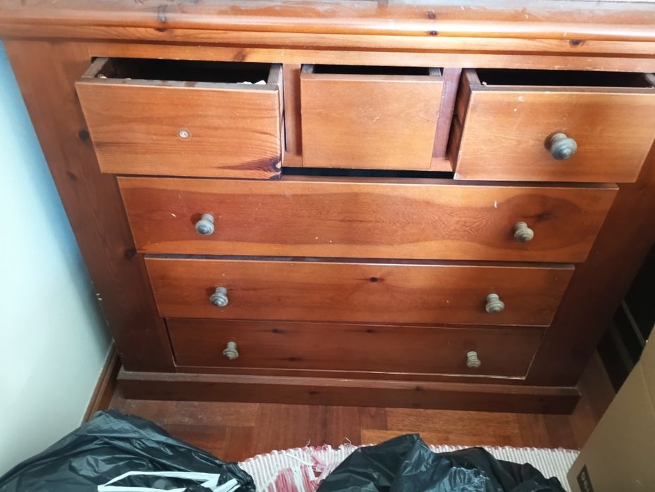 Comoda em madeira maciça com 3 gavetas grandes e 3 pequenas.
