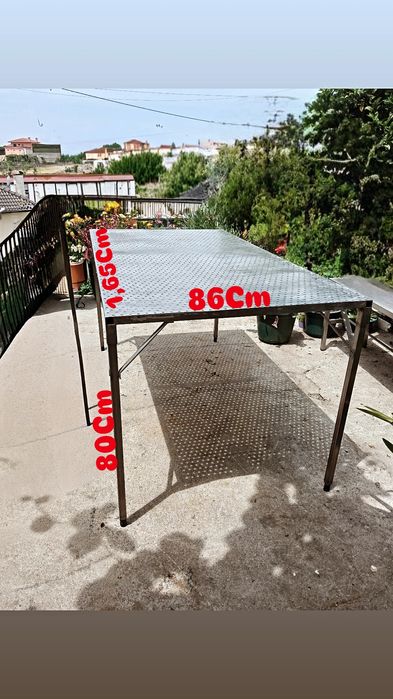 Mesa e bancos em inox