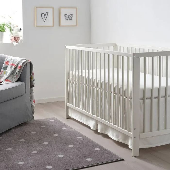 Berço ou cama de bebé com proteção, colchão edredom e roupa de cama