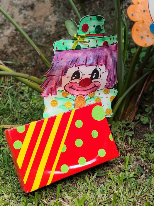 Palhaços e tenda de circo