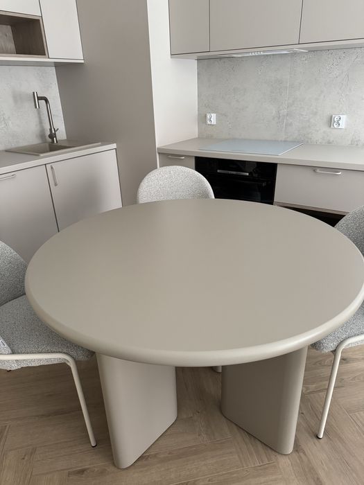 Stół okrągły SKLUM Loulou beżowy – 120cm, jak nowy