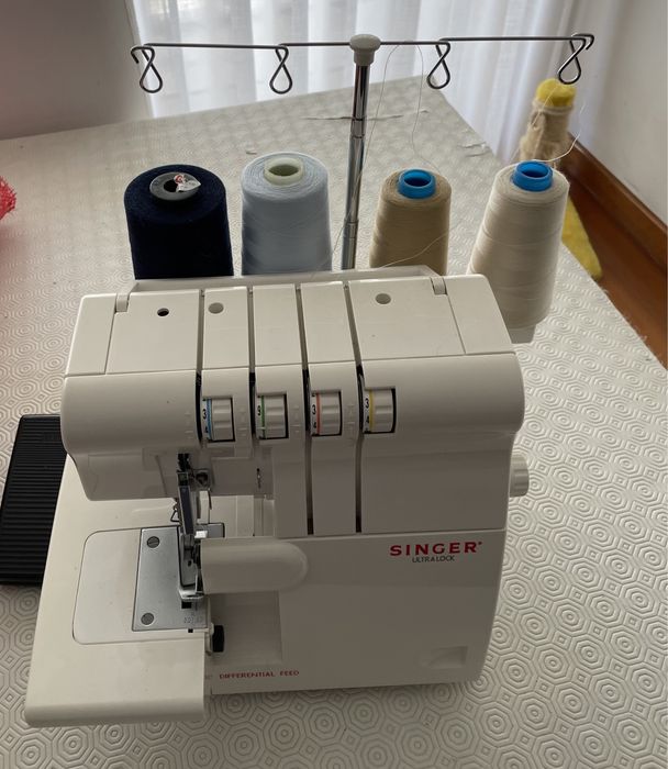Máquina costura corte e cose SINGER UltraLock