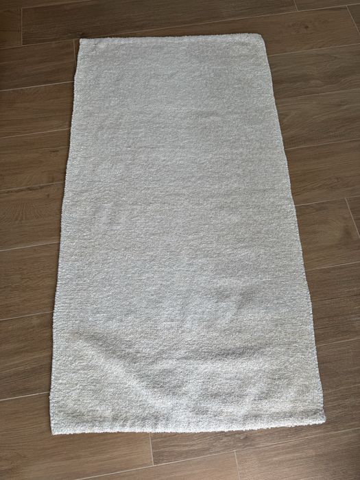 Tapete bege comprido