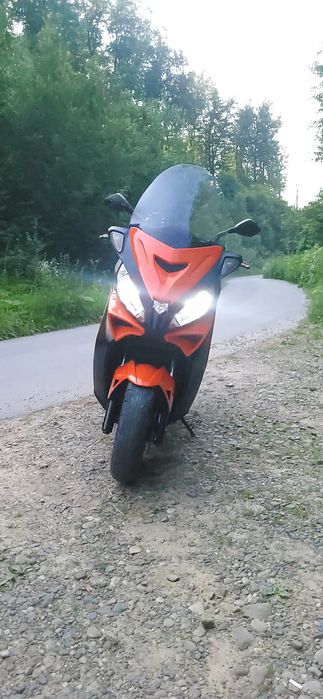 Максі скутер Малагуті мєдісон ie 250