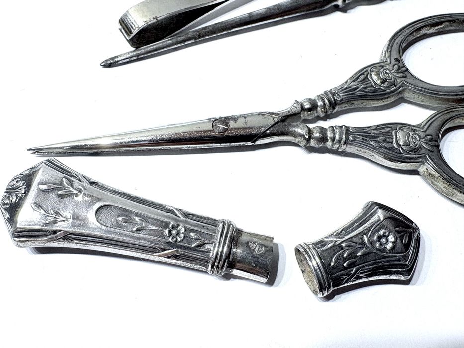 Lindissimo antigo conjunto de costura em prata portuguesa contrastada