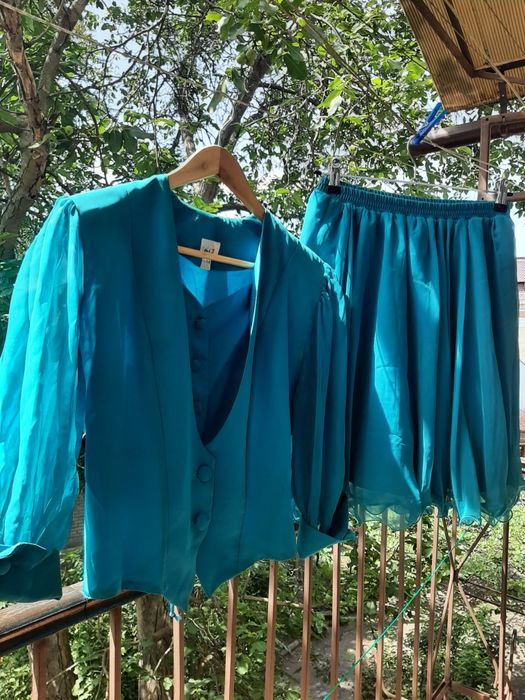 Красивый торжественный костюм для офиса юбка жакет, брюки, разные разм