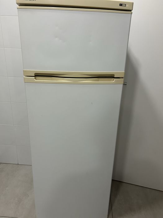 Vendo mesa e geladeira em otimo estado