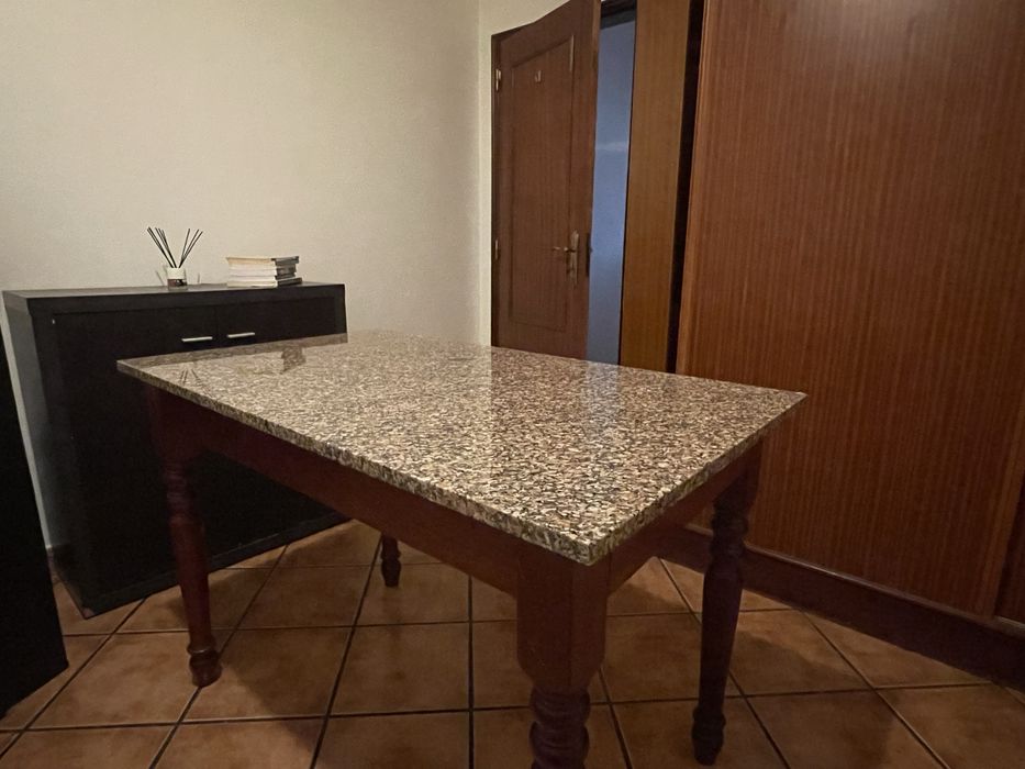Mesa de cozinha com tampo em granito
