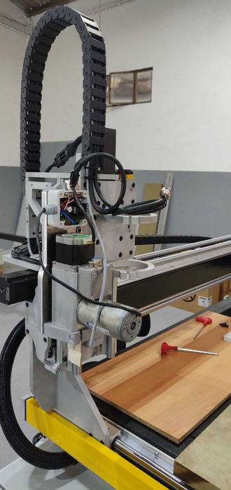 CNC com faca oscilotangencial e fresa