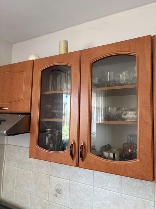 Regał kuchenny wraz z kuchenką i stołem z siedziskiem