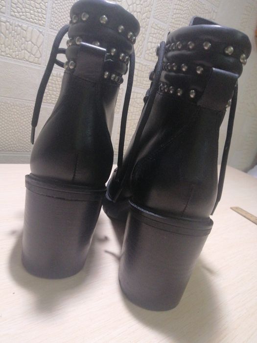 Ботиночки кожа 38-39 Guess