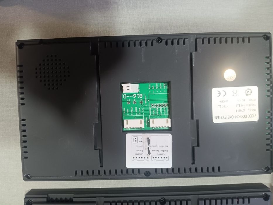 Videoporteiro com dois ecrãs