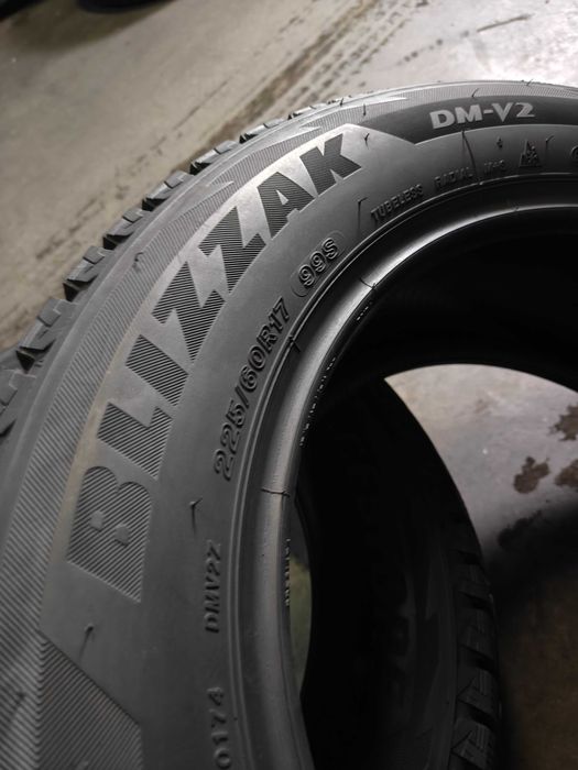 R17 225 60 шини зимові Bridgestone Blizzak DM-V2 арктичні липучки