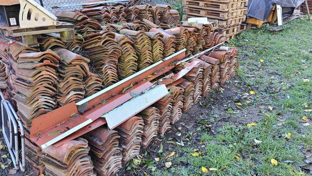 Stara dachówka 350-400 szt, tanio sprzedam.