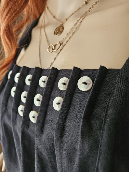 Czarna sukienka damska midi vintage z ozdobnymi guzikami – styl min