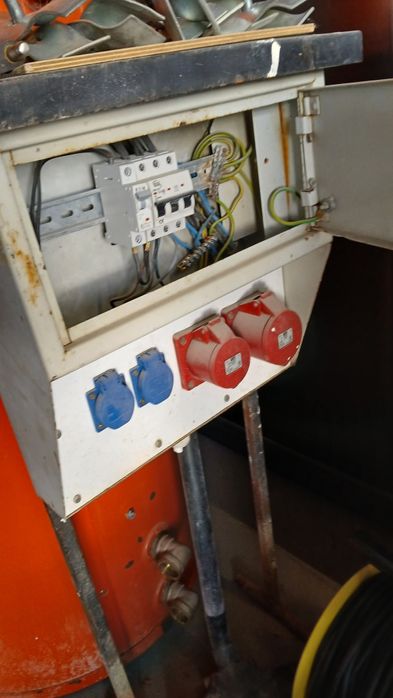 Skrzynka elektryczna budowlana