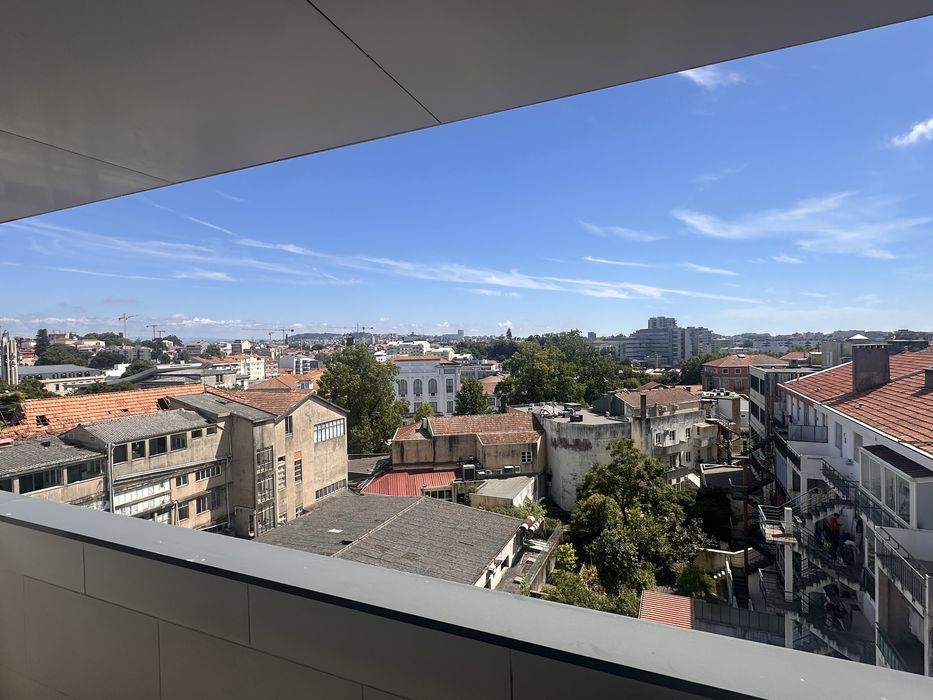 Apartamento T2 na Rua da Boavista com lugares de garagem e vista desafogada