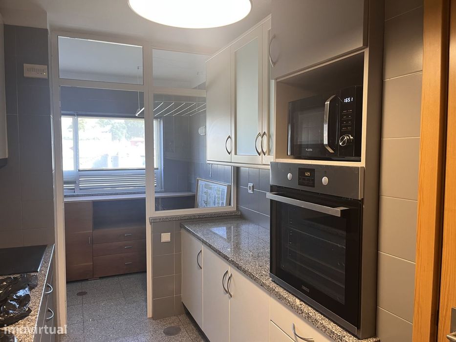Apartamento T2 com 2 casas de banho e garagem