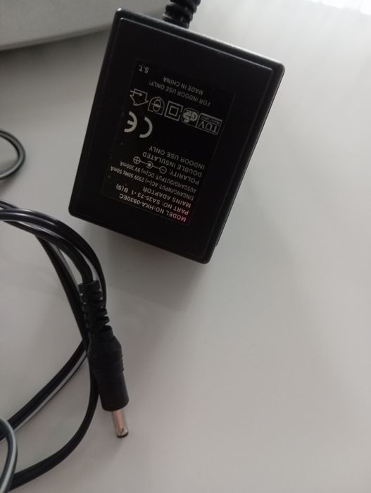 Stary telefon stacjonarny z bazą