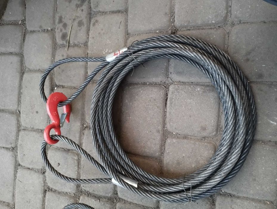 Lina stalowa fi 12 mm , nasmarowana przez co ma ciemny kolor , zakuta